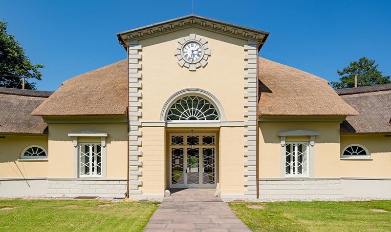 Ansicht der klassizistischen Fassade des Halbmondhauses